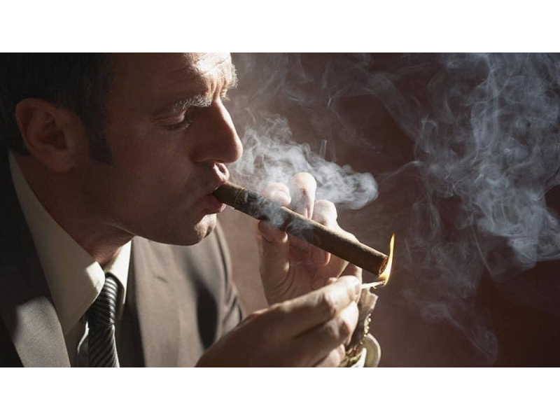 Giữ điếu xì gà ở một góc khoảng 45 độ với ngọn lửa và châm đều